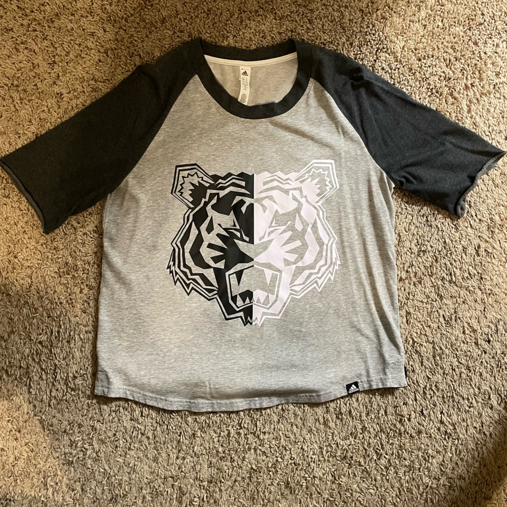 Women’s grey Black Tiger Graphic Shirt